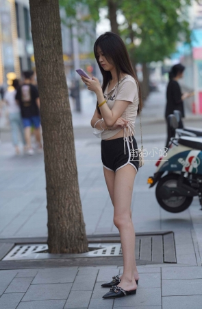 运动短热裤小姐姐正在打电话