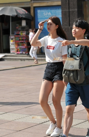 黑色热裤  大眼睛美女