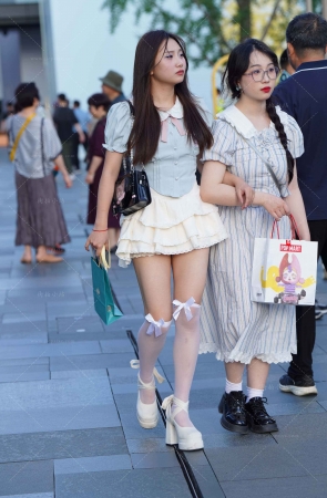 短裙美眉