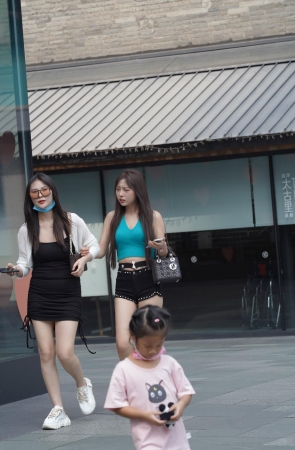 可爱的热裤小妹