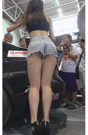 车展漂亮的热裤牛仔MM[3.25G/MP4]