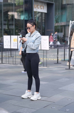街拍黑色紧身裤美眉