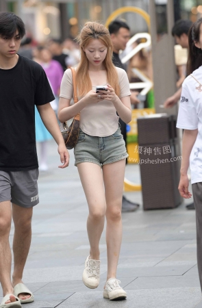 23527-7=55√热裤美腿女生 11P