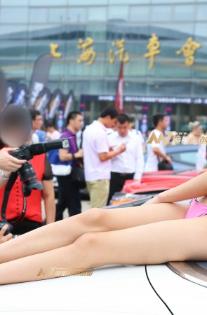 马尾辫粉红比基尼