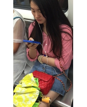 精美玉足红唇美眉，高跟鞋很漂亮。