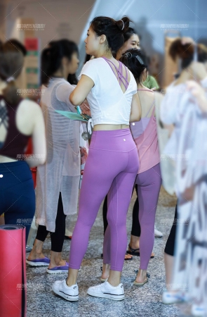 高挑瑜伽美女