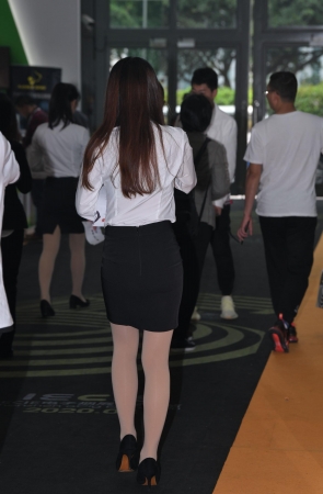 黑色包臀裙小姐姐