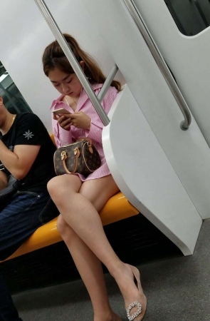 4K – 地铁上令人心动的粉色衬衫女孩 [961 MB/MP4]