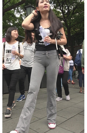 背着双肩包的灰色长裤美女《二》