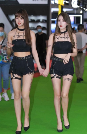 绑带热裤俩美女