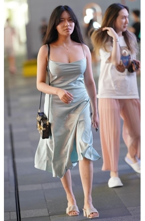 吊带连体长裙美女【套图+视频】