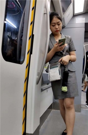 ol制服妹子 [975 MB/mp4]