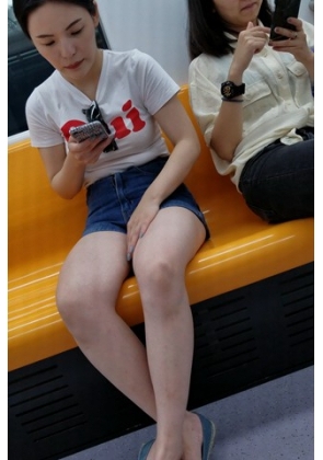 4K – 街拍高腰热裤美腿姑娘 [873 MB/MP4]