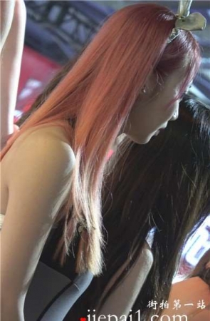 舞台上清一色的抹胸短裙翘臀美眉。