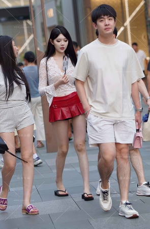 红色超短裙美眉  [20P]