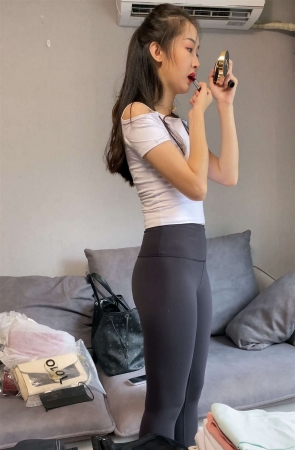 一只麋鹿摄影作品 黑色瑜伽裤美女