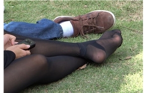 公园草地上的黑丝美足，太诱惑了