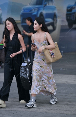 跟闺蜜逛街的吊带长裙妹纸