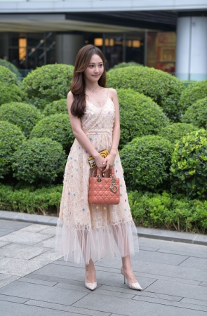 漂亮的连体裙美女