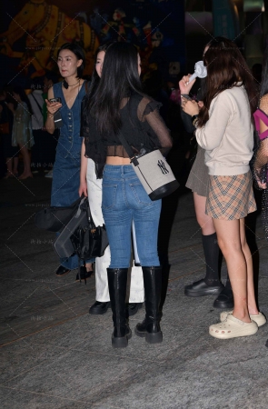 牛仔裤长靴美眉