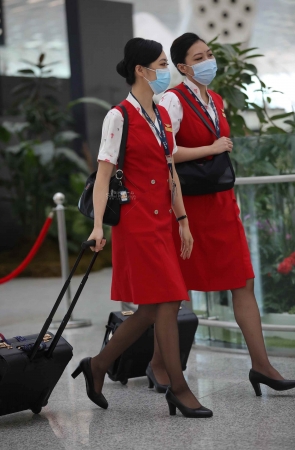 【街拍心灵】ZH航空乘小姐姐黑丝美腿街拍高跟