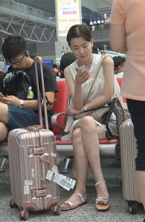 候车室的仙女小姐姐的绝美脸蛋和白嫩美足