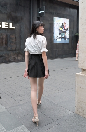 路过随手给短裙高跟美女拍了几P