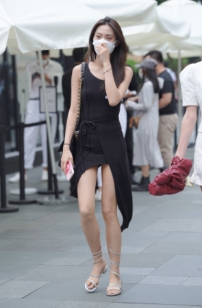 别致的短裙 气质长腿美女