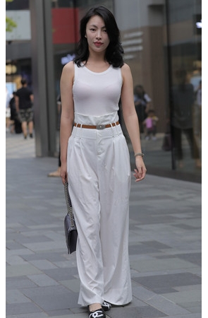 白色休闲装小姐姐(38P)[318M/JPG] 