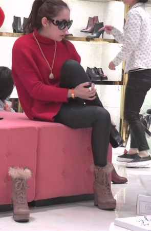 时尚美女赤脚穿靴，穿脱自如优美展现