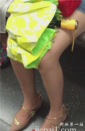 精美玉足红唇美眉，高跟鞋很漂亮。