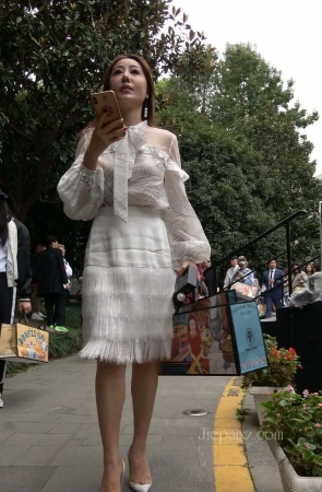 4K – 街拍白裙白高跟气质美女 [901 MB/MP4]