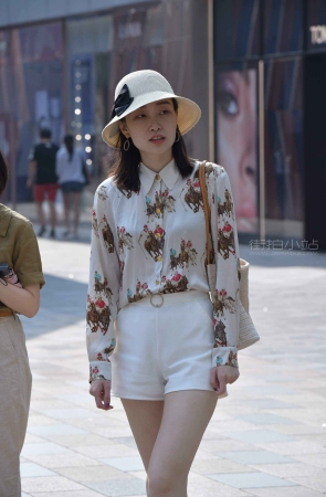 街拍花衬衫白皙美腿姐姐