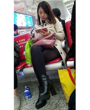 4k-高铁站候车室偶遇长腿黑丝甜美MM