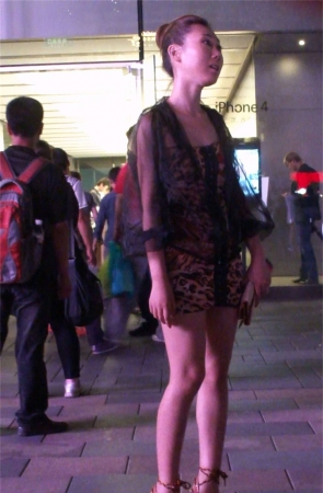 街拍性感豹纹短裙的诱惑