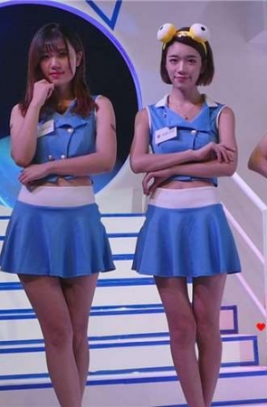 蓝色小短裙靓丽的showgirl