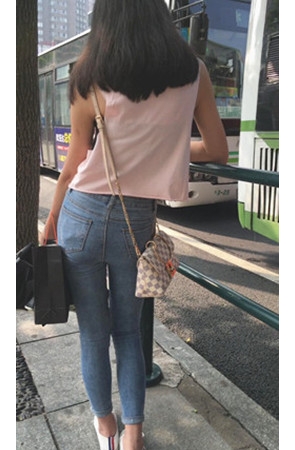 玩手机的漂亮蓝牛妹