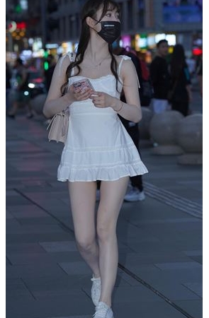 白净的吊带裙小姐姐(94P)