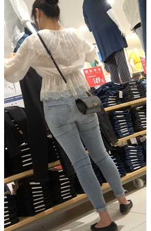 商场里的浅牛美女[723M/MP4]