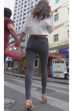 灰色紧身牛仔裤美女