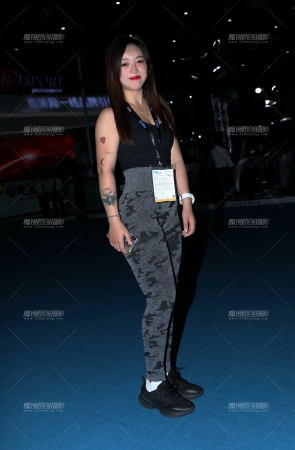 健身中的灰色紧身裤美女