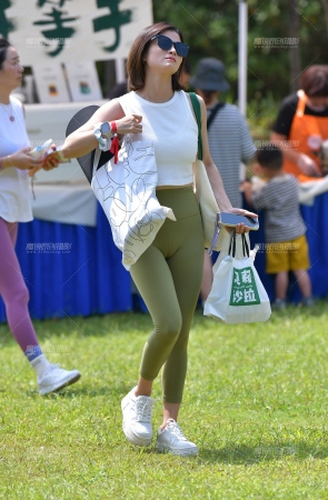 短发瑜伽紧身裤美女