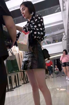 苗条美腿高挑短发小姐姐