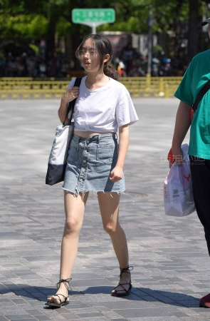街拍牛仔裙白T恤眼镜妹
