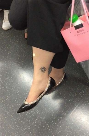 地铁拍摄脚上有刺青的熟女