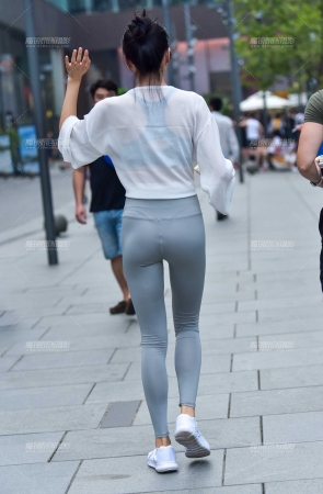 黄昏下的紧身瑜珈裤