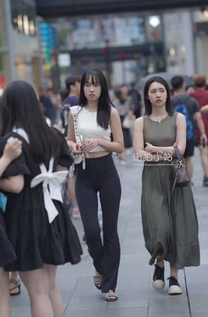 街拍黑色长裤妹纸
