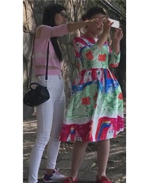 超级紧身白裤翘臀美女，姐妹花很喜欢拍照 [1.83 GB]