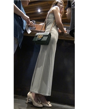 4k超清，街拍气质长裙丁内极品身材美女姐姐[2.29 GB]