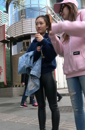 街拍翘臀紧身皮裤美女2